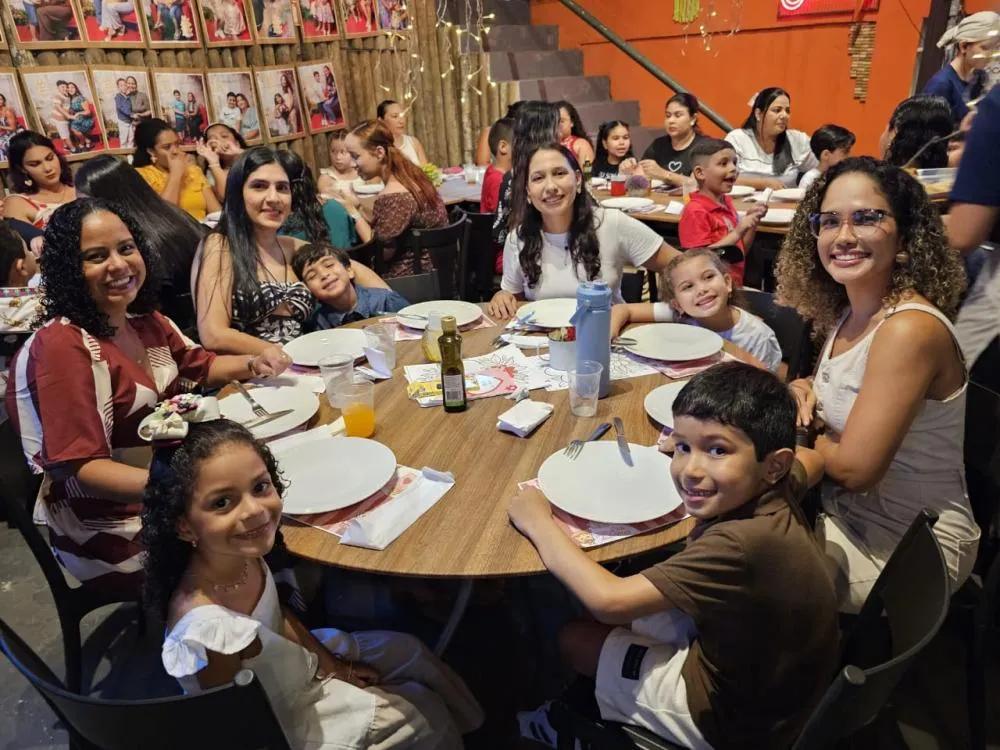 Tardezinha com a Mamma: escola promove momento especial para homenagear mães com apresentações, fotos e saborosa experiência em família