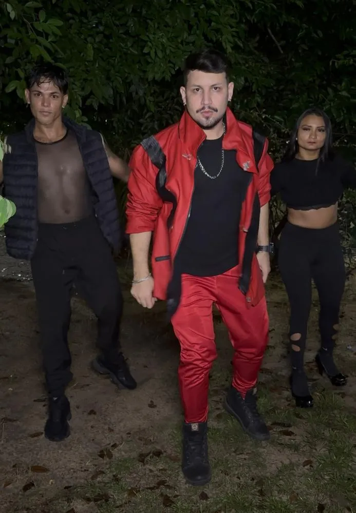 Diogo Nasi une universo do brega e referências de Michael Jackson em novo projeto musical