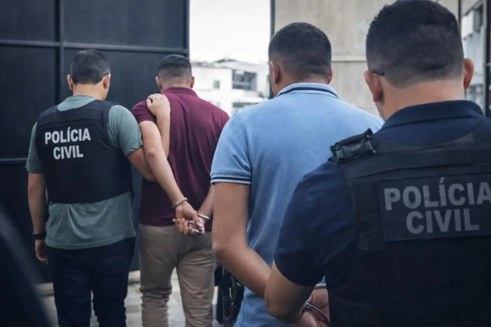 Dois homens são presos em flagrante por porte ilegal de arma de fogo em Santa Izabel